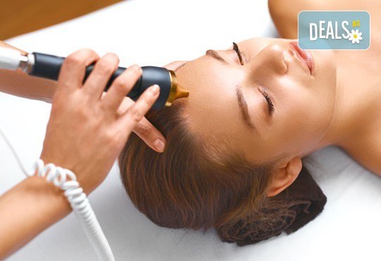 Безупречна кожа и през лятото! Дълбоко ултразвуково почистване на лице и 2 маски спрямо нуждата на кожата в салон Румяна Дермал! - Снимка 1