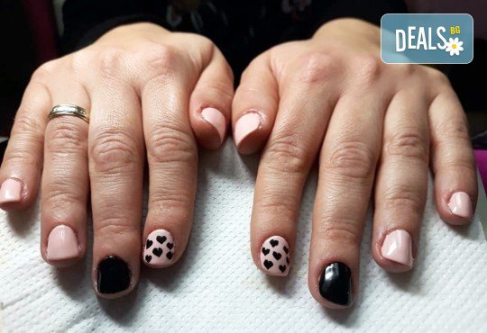 Amore! Маникюр с гел лак BlueSky и 2 или 4 рисувани декорации със сърца в различен цветови нюанс от Салон за красота Мечта - Снимка 4