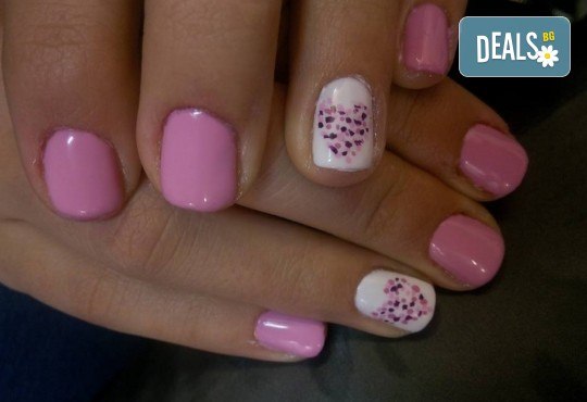Amore! Маникюр с гел лак BlueSky и 2 или 4 рисувани декорации със сърца в различен цветови нюанс от Салон за красота Мечта - Снимка 1