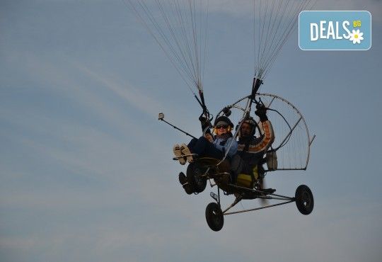 Адреналин! Тандемен полет с двуместен моторен парапланер близо до София и HD видеозаснемане от клуб Vertical Dimension! - Снимка 12