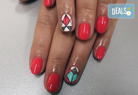 Перфектни ръце! Дълготраен маникюр с гел лак BlueSky, 2 декорации и масаж на длани в салон за красота Женско Царство в Центъра или Студентски град - Снимка 3