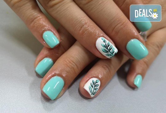 Перфектни ръце! Дълготраен маникюр с гел лак BlueSky, 2 декорации и масаж на длани в салон за красота Женско Царство в Центъра или Студентски град - Снимка 4