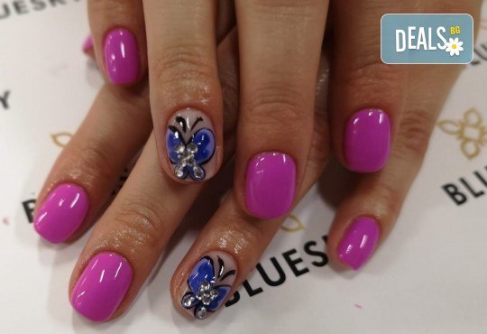 Перфектни ръце! Дълготраен маникюр с гел лак BlueSky, 2 декорации и масаж на длани в салон за красота Женско Царство в Центъра или Студентски град - Снимка 5