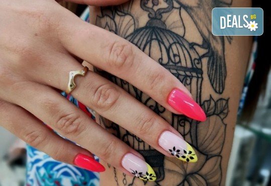 Перфектни ръце! Дълготраен маникюр с гел лак BlueSky, 2 декорации и масаж на длани в салон за красота Женско Царство в Центъра или Студентски град - Снимка 6