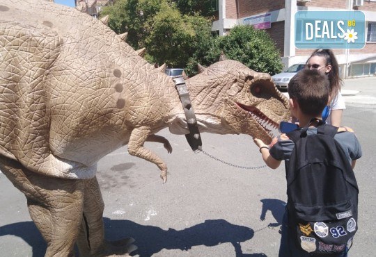 Разходка в замъка в Равадиново и фантастично динозавърско шоу за дете от 7 до 16 години и възрастен! - Снимка 2