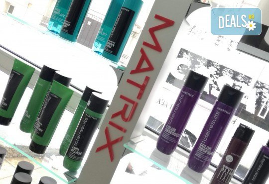 За безупречна визия - подстригване, масажно измиване с професионални продукти, терапия според типа коса по избор, и прическа със сешоар в Женско царство в Центъра или Студентски град - Снимка 6