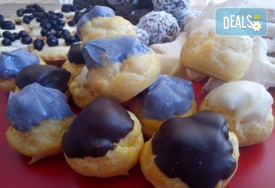 За децата! Сладък сет Детско партис 80 сладки асорти: цветенца, пеперуди или колички, шоколадови топки, мъфини, еклери с крем за детски рожден ден от Muffin House! - Снимка 3