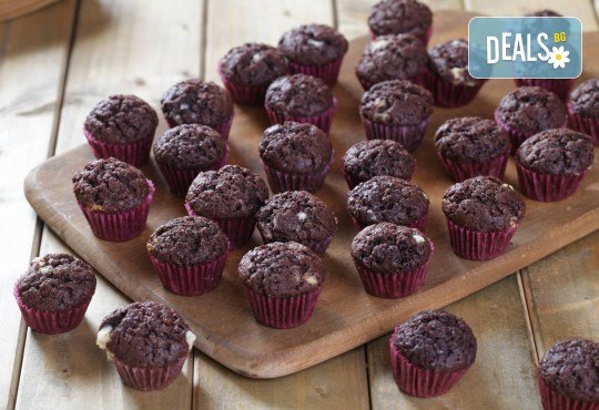 За децата! Сладък сет Детско партис 80 сладки асорти: цветенца, пеперуди или колички, шоколадови топки, мъфини, еклери с крем за детски рожден ден от Muffin House! - Снимка 2