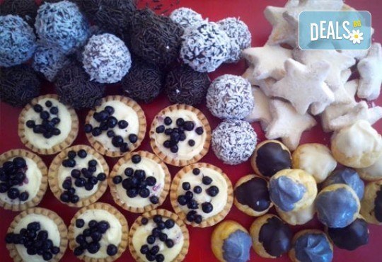 Сладки на килограм! Бутикови сладки фантазии, един или два килограма от майстор-сладкарите на Muffin House - Снимка 1