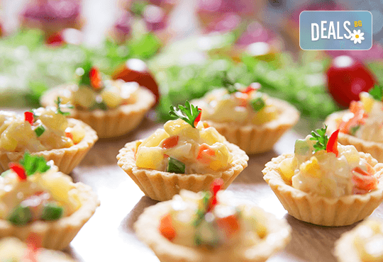 Апетитно и свежо! 3 плата с общо 80 зеленчукови шишчета, мини еклери и тарталети, аранжирани и декорирани за директно сервиране, от кулинарна работилница Деличи! - Снимка 4