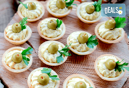 Апетитно и свежо! 3 плата с общо 80 зеленчукови шишчета, мини еклери и тарталети, аранжирани и декорирани за директно сервиране, от кулинарна работилница Деличи! - Снимка 2