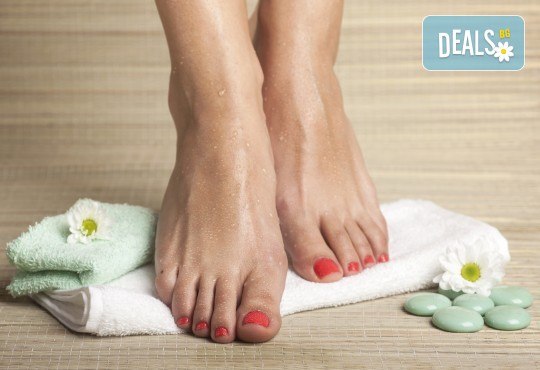 Педикюр с гел лак Gelish или Bluesky и бонус: сваляне на стар гел лак във фризьоро-козметичен салон Вили! - Снимка 1