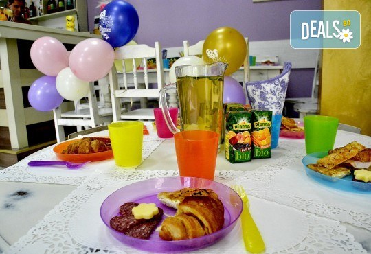 2 часа детски рожден ден с аниматор, меню за 10 деца, сладки и солени плата за родителите, голяма зала за игра, атракциони, стена за катерене, парти музика и зала за родителите в Детски клуб Аристокотките! - Снимка 7