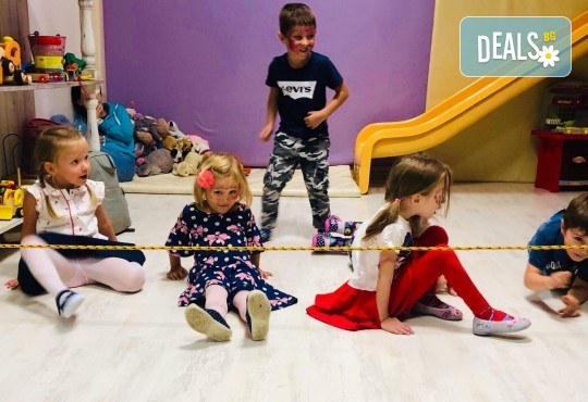 2 часа детски рожден ден с аниматор, меню за 10 деца, сладки и солени плата за родителите, голяма зала за игра, атракциони, стена за катерене, парти музика и зала за родителите в Детски клуб Аристокотките! - Снимка 23