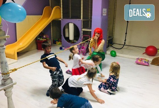 2 часа детски рожден ден с аниматор, меню за 10 деца, сладки и солени плата за родителите, голяма зала за игра, атракциони, стена за катерене, парти музика и зала за родителите в Детски клуб Аристокотките! - Снимка 26