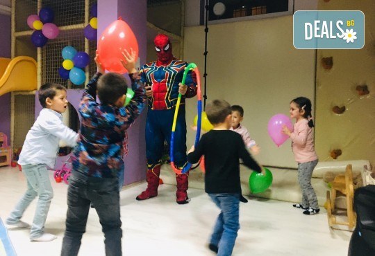 2 часа детски рожден ден с аниматор, меню за 10 деца, сладки и солени плата за родителите, голяма зала за игра, атракциони, стена за катерене, парти музика и зала за родителите в Детски клуб Аристокотките! - Снимка 27