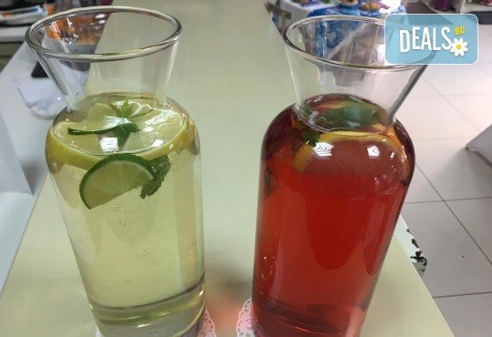 2 часа детски рожден ден с аниматор, меню за 10 деца, сладки и солени плата за родителите, голяма зала за игра, атракциони, стена за катерене, парти музика и зала за родителите в Детски клуб Аристокотките! - Снимка 28