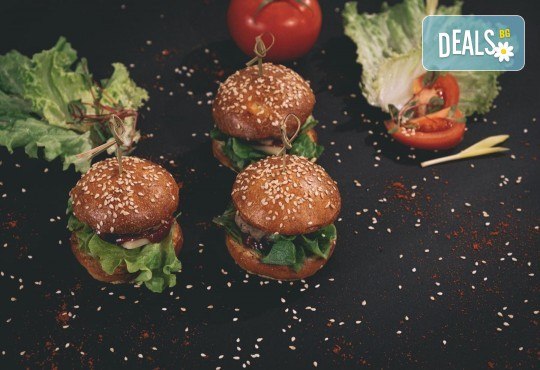 2 часа детски рожден ден с аниматор, меню за 10 деца, сладки и солени плата за родителите, голяма зала за игра, атракциони, стена за катерене, парти музика и зала за родителите в Детски клуб Аристокотките! - Снимка 35