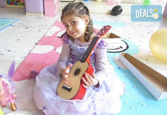 3 часа детски рожден ден с аниматор, меню за 10 деца, сладки и солени плата за родителите, голяма зала за игра, атракциони, стена за катерене, парти музика и зала за родителите в Детски клуб Аристокотките! - Снимка 5