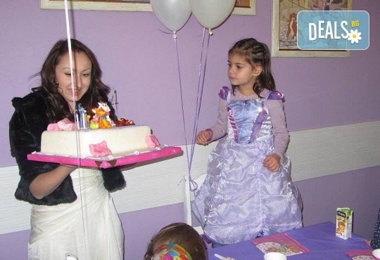 3 часа детски рожден ден с аниматор, меню за 10 деца, сладки и солени плата за родителите, голяма зала за игра, атракциони, стена за катерене, парти музика и зала за родителите в Детски клуб Аристокотките! - Снимка 6