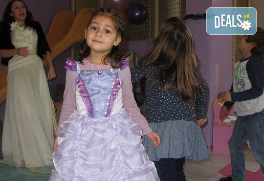 3 часа детски рожден ден с аниматор, меню за 10 деца, сладки и солени плата за родителите, голяма зала за игра, атракциони, стена за катерене, парти музика и зала за родителите в Детски клуб Аристокотките! - Снимка 9