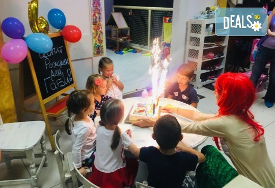 3 часа детски рожден ден с аниматор, меню за 10 деца, сладки и солени плата за родителите, голяма зала за игра, атракциони, стена за катерене, парти музика и зала за родителите в Детски клуб Аристокотките! - Снимка 17