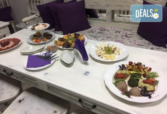 3 часа детски рожден ден с аниматор, меню за 10 деца, сладки и солени плата за родителите, голяма зала за игра, атракциони, стена за катерене, парти музика и зала за родителите в Детски клуб Аристокотките! - Снимка 23