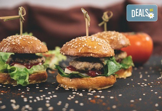 3 часа детски рожден ден с аниматор, меню за 10 деца, сладки и солени плата за родителите, голяма зала за игра, атракциони, стена за катерене, парти музика и зала за родителите в Детски клуб Аристокотките! - Снимка 24