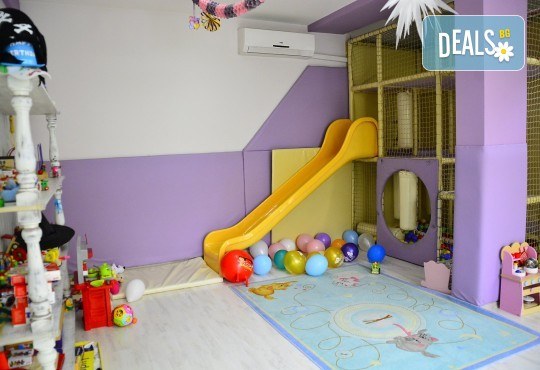 3 часа детски рожден ден с аниматор, меню за 10 деца, сладки и солени плата за родителите, голяма зала за игра, атракциони, стена за катерене, парти музика и зала за родителите в Детски клуб Аристокотките! - Снимка 10