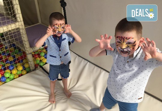 3 часа детски рожден ден с аниматор, меню за 10 деца, сладки и солени плата за родителите, голяма зала за игра, атракциони, стена за катерене, парти музика и зала за родителите в Детски клуб Аристокотките! - Снимка 16