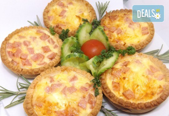30 броя мини киш с вкус по избор: френски сирена, шунка и кашкавал или луканка и маслини от Кетърингхапки.com! - Снимка 1
