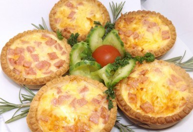 30 броя мини киш с вкус по избор: френски сирена, шунка и кашкавал или луканка и маслини от Кетърингхапки.com!