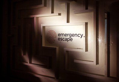Играйте с приятели! Отборна ескейп игра Направление Неизвестно от Emergency Escape!