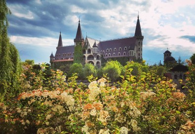 Вход за замъка в Равадиново край Созопол и посещение на арт галерия