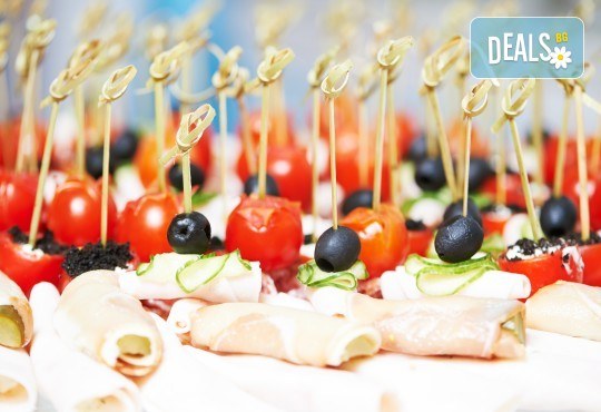 Апетитно плато с 90 или 120 хапки с филе Елена, прошуто, чери доматче, моцарела и още от My Style Event - Снимка 1