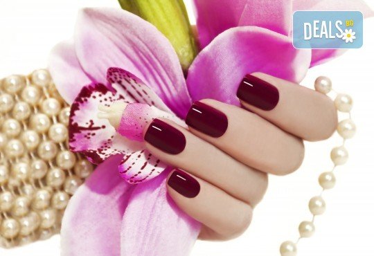 Маникюр с гел лак на CND и нанасяне на заздравяваща и укрепваща нокътя каучукова база Kodi в център Енигма във Варна! - Снимка 4