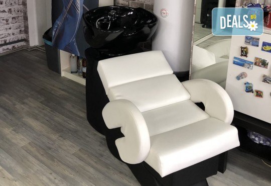 Гладка и блестяща коса! Ламиниране, масажно измиване и прав сешоар в салон за красота Diva - Снимка 7