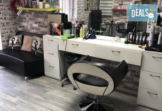 Боядисване с боя на клиента, терапия с продукти според нуждите на косата и прав сешоар в салон за красота Diva - Снимка 7