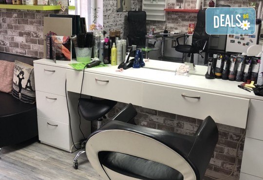 Боядисване с боя на клиента, терапия с продукти според нуждите на косата и прав сешоар в салон за красота Diva - Снимка 9