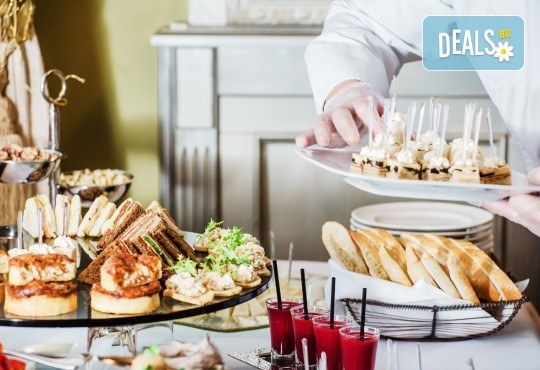 Кулинарна изненада за приятели и колеги! Комбинирани плата от 90, 135 или 180бр. хрупкави пилешки филенца, картофени крокети, брускети и коктейлни хапки от Кетърингхапки.com! - Снимка 1