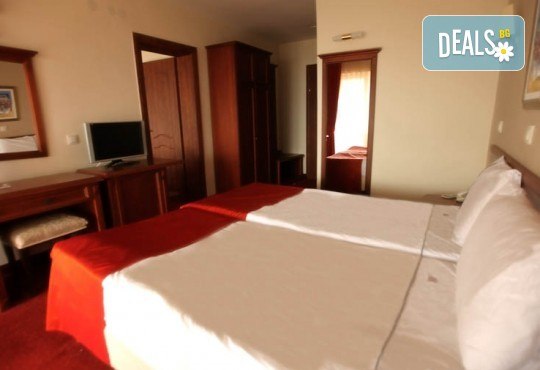 4-звездна Нова година в Охрид! 3 нощувки със закуски и 2 вечери в Hotel Belvedere, Новогодишна празнична вечеря и транспорт - Снимка 8