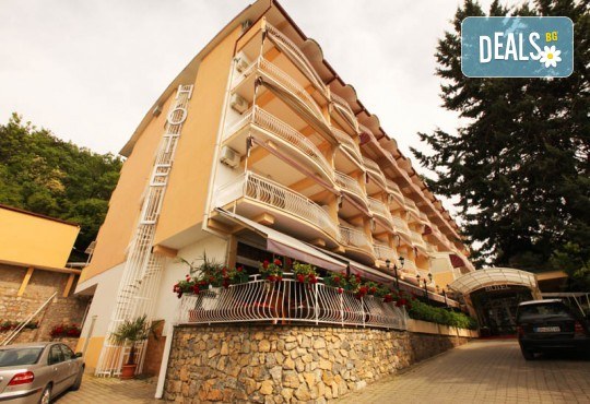 4-звездна Нова година в Охрид! 3 нощувки със закуски и 2 вечери в Hotel Belvedere, Новогодишна празнична вечеря и транспорт - Снимка 6