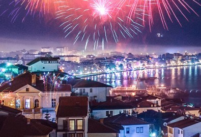 Посрещнете Нова година в Охрид! 2 нощувки с 2 закуски, 1 стандартна и 1 празнична вечеря с богато меню и неограничени напитки, транспорт и екскурзовод