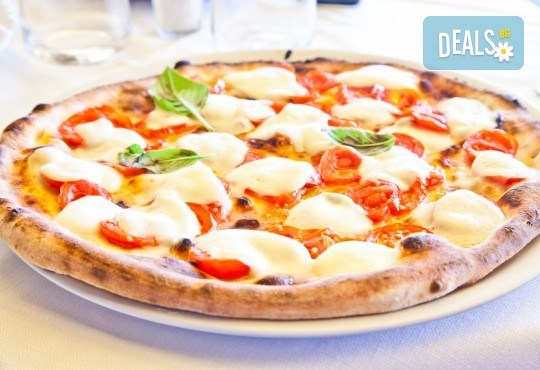 Вземете за вкъщи или хапнете на място вкусна пица по избор от La Dolce Vita bar & dinner! - Снимка 2