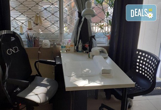 Дълготраен маникюр с гел лак CND, Shellac, BlueSky, 2 рисувани декорации + подарък: сваляне на гел лак в Салон за маникюр и педикюр АРТЕ - Снимка 9