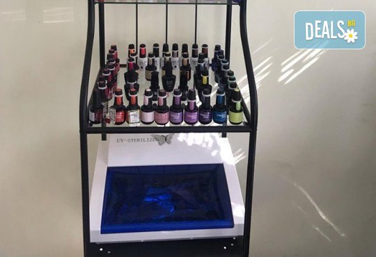 Дълготраен маникюр с гел лак CND, Shellac, BlueSky, 2 рисувани декорации + подарък: сваляне на гел лак в Салон за маникюр и педикюр АРТЕ - Снимка 6