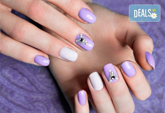 Дълготраен маникюр с гел лак CND, Shellac, BlueSky, 2 рисувани декорации + подарък: сваляне на гел лак в Салон за маникюр и педикюр АРТЕ - Снимка 1