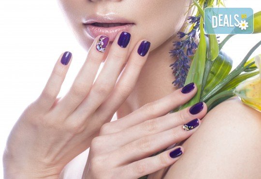 Дълготраен маникюр с гел лак CND, Shellac, BlueSky, 2 рисувани декорации + подарък: сваляне на гел лак в Салон за маникюр и педикюр АРТЕ - Снимка 4
