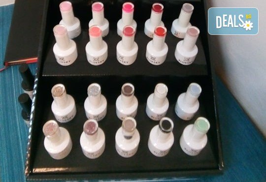 Красив дълготраен маникюр или педикюр с гел лак Bluesky и 2 декорации в Студио Beauty and Travel! - Снимка 9