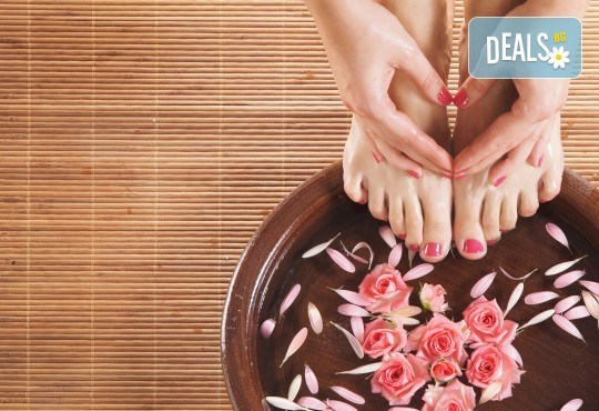 Красив дълготраен маникюр или педикюр с гел лак Bluesky и 2 декорации в Студио Beauty and Travel! - Снимка 1